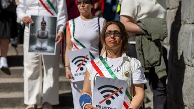 Iranische Demonstranten protestieren in Stockholm gegen Hinrichtungen im Iran