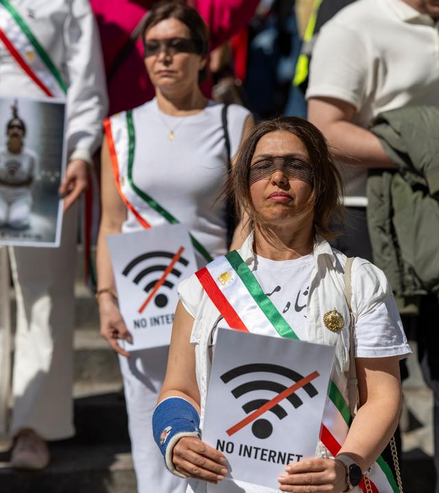 Iranische Demonstranten protestieren in Stockholm gegen Hinrichtungen im Iran