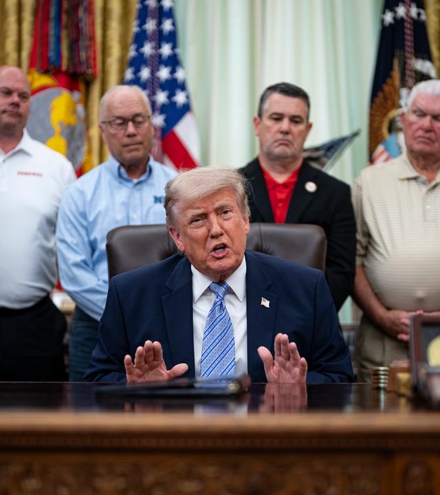 US-Präsident Donald Trump sitzt am Tisch im Oval Office.