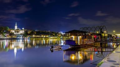 Belgrad bei Nacht, Partyboot und Restaurant am Fluss