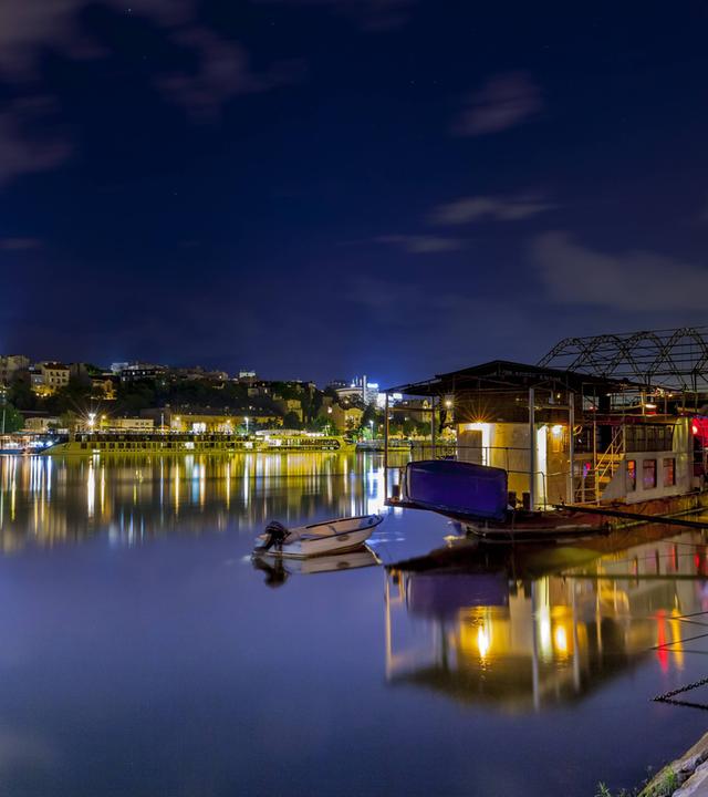 Belgrad bei Nacht, Partyboot und Restaurant am Fluss