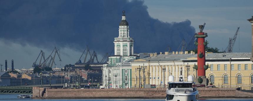 Am Mittwoch den 3. Juni war über dem Hafen von St. Petersburg in Russland nach einem ukrainischen Drohnenangriff eine schwarze Rauchwolke zu sehen. 