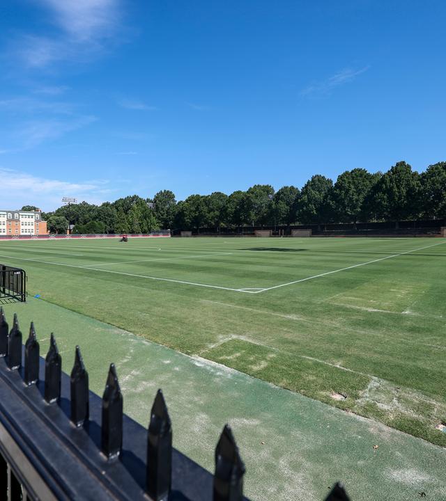 Ein Greenkeeper mäht den Rasen auf einem der Fußballplätze im DFB-Trainingszentrum auf dem Gelände der Wake Forest University am 07.06.2026, in Winston-Salem, USA.