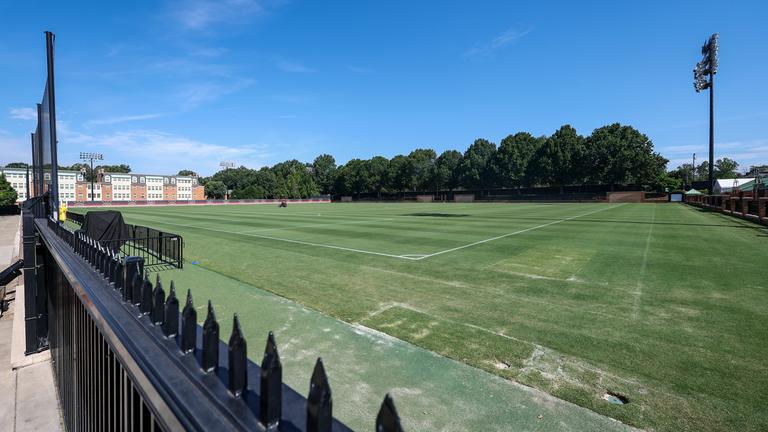Ein Greenkeeper mäht den Rasen auf einem der Fußballplätze im DFB-Trainingszentrum auf dem Gelände der Wake Forest University am 07.06.2026, in Winston-Salem, USA.