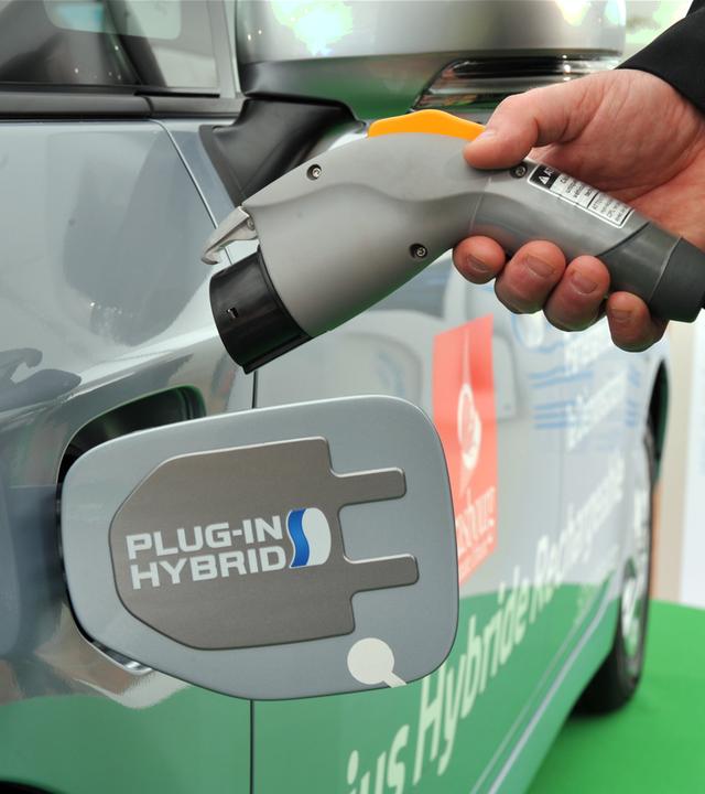 elektroauto an einer ladestation