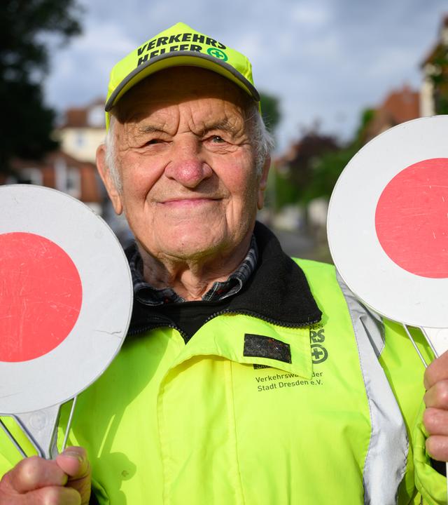 93-jähriger Schulweghelfer in Dresden