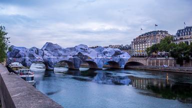 Die Caverne du Pont Neuf des Künstlers JR in Paris ist endlich für die Öffentlichkeit zugänglich.
