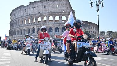 Vespafans treffen sich in Rom