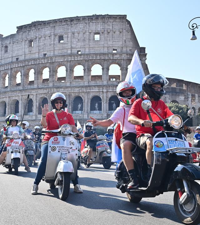 Vespafans treffen sich in Rom