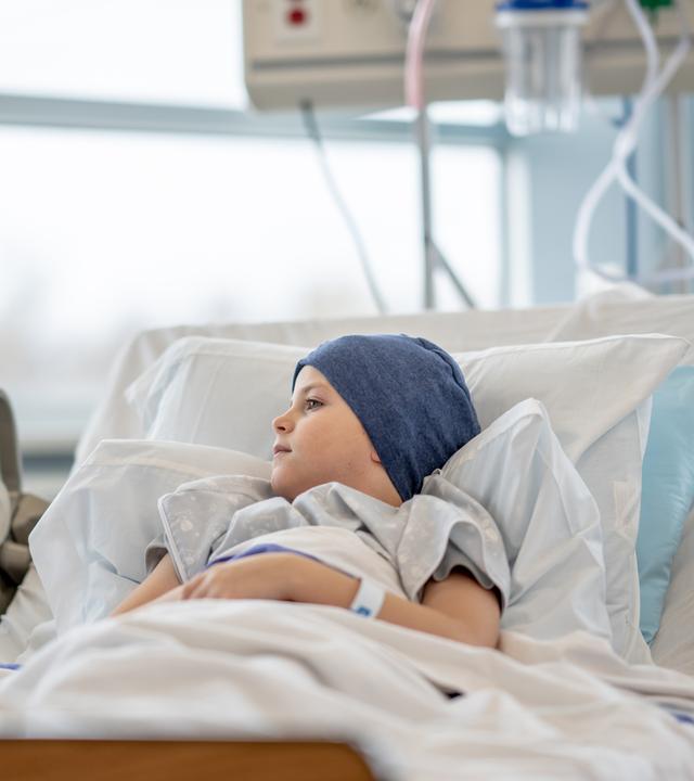 Kind mit Krebs im Krankenhaus
