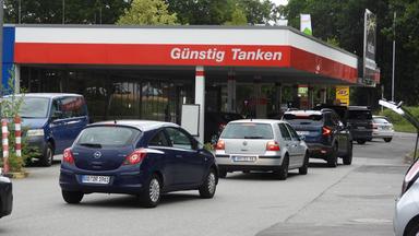 Tankrabatt endet: Lange Schlangen an den Tankstellen