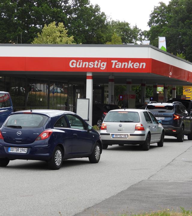 Tankrabatt endet: Lange Schlangen an den Tankstellen
