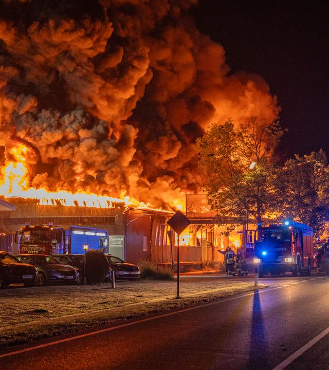 Brand in Lagerhalle mit Särgen