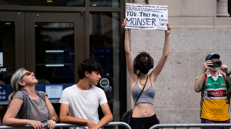 Protest vor Hochzeitslocation