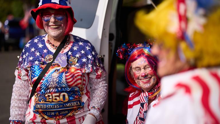 Zwei köstumierte Frauen am 250. Unabhängigkeitstag der USA in Coronado, Kalifornien. Eine von ihnen trägt einen Hut und ein T-Shirt mit US-Flagge. 