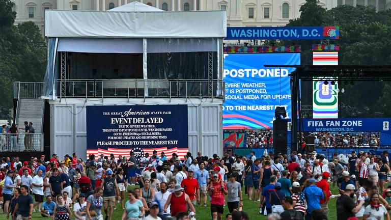 Hunderte Menschen stehen auf dem Rasen vor der Bühne auf der National Mall in Washington. 