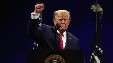 Donald Trump reckt seine rechte Faust in die Höhe am Ende seiner Rede zur 250-Jahr-Feier der USA.