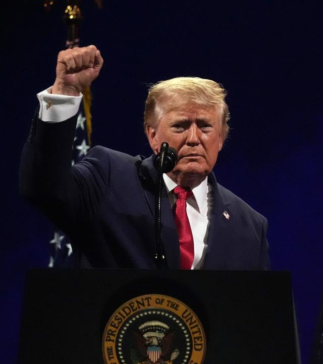 Donald Trump reckt seine rechte Faust in die Höhe am Ende seiner Rede zur 250-Jahr-Feier der USA.