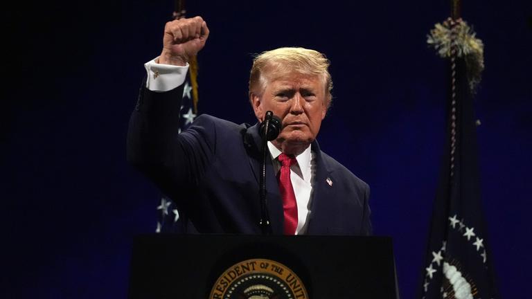 Donald Trump reckt seine rechte Faust in die Höhe am Ende seiner Rede zur 250-Jahr-Feier der USA.