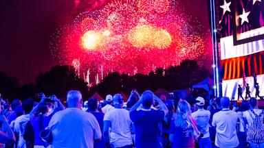 National Mall in Washington: Viele Menschen verfolgen das Feuerwerk anlässlich der Feierlichkeiten zum "Salute to America 250).
