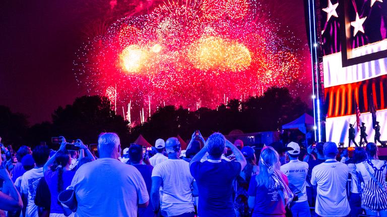National Mall in Washington: Viele Menschen verfolgen das Feuerwerk anlässlich der Feierlichkeiten zum "Salute to America 250).