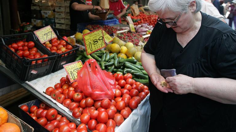 frau kauft gemuese auf einem markt in athen