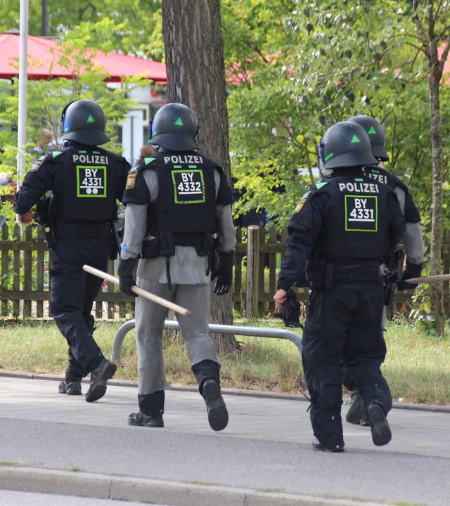 Geiselnahme in Regensburger Bank - Mensch in Lebensgefahr