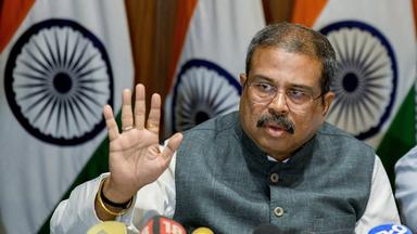 Indischer Bildungsminister Pradhan bei einer Pressekonferenz 