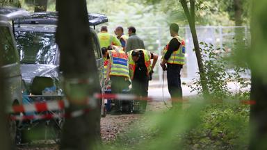 Auto fährt bei CSD in Menschenmenge