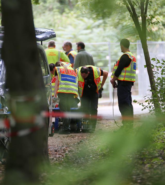 Auto fährt bei CSD in Menschenmenge