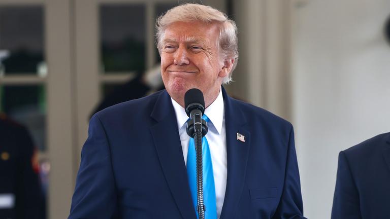US-Präsident Trump gibt eine Erklärung zur Teilnahmeberechtigung von Veteranen am Freedom Haulers-Programm ab