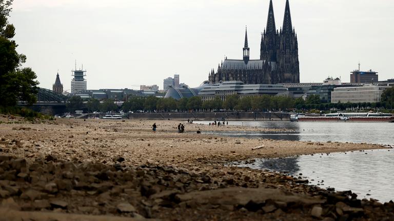Niedrigster Rheinpegel seit Messung in Köln