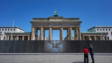 Temporaerer Mauer-Gedenkort am Brandenburger Tor enthuellt