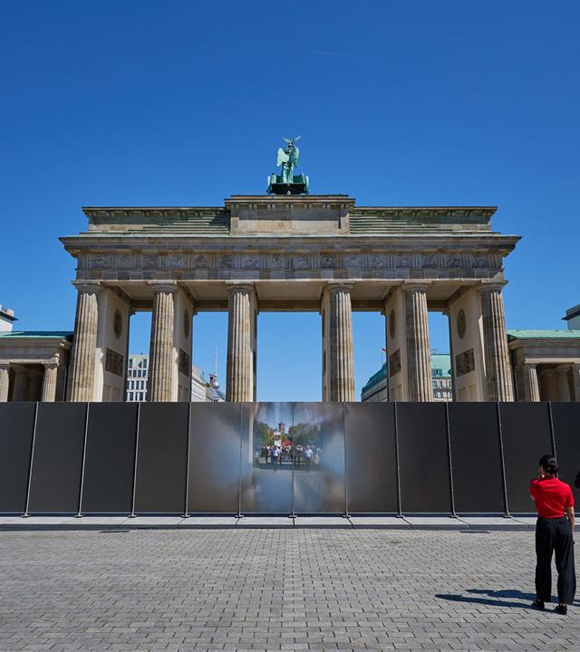 Temporaerer Mauer-Gedenkort am Brandenburger Tor enthuellt