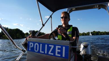Wasserschutzpolizei kontrolliert auf der Alster