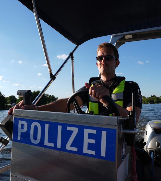 Wasserschutzpolizei kontrolliert auf der Alster