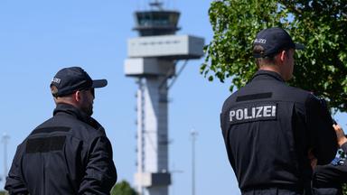 Polizisten am Flughafen Leipzig nach Drohnenvorfall
