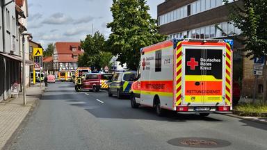 Auto rast durch Fußgängerzone