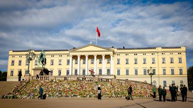 Adel: Beerdigung von König Harald in Oslo - ein Blumenmeer vor dem Palast