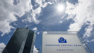 Europäische Zentralbank in Sonne, Blick von unten