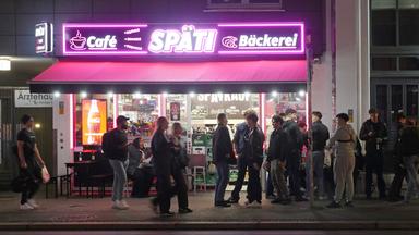 Gruppe Menschen vor Späti im Prenzlauer Berg