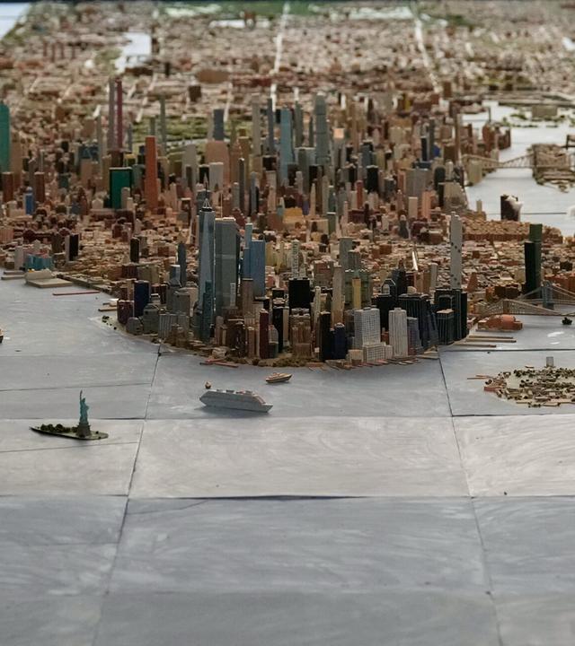 Eine Miniaturnachstellung von New York City. Zu sehen ist die Freiheitsstatue, im Hintergrund stehen einige Wolkenkratzer.