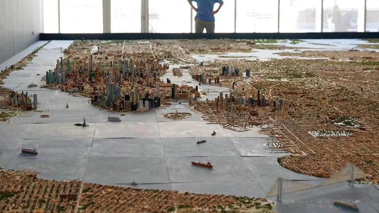 Eine Miniaturnachstellung von New York City. Zu sehen ist die Freiheitsstatue, im Hintergrund stehen einige Wolkenkratzer.