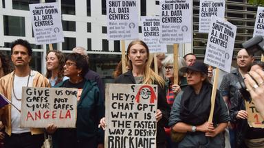 Demonstration gegen das Brick Lane Data Centre vor dem Ministerium für Wohnen