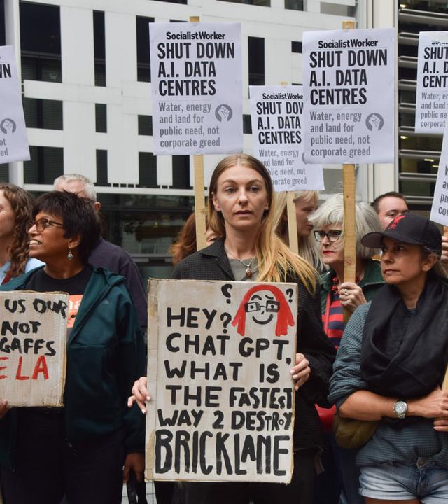 Demonstration gegen das Brick Lane Data Centre vor dem Ministerium für Wohnen