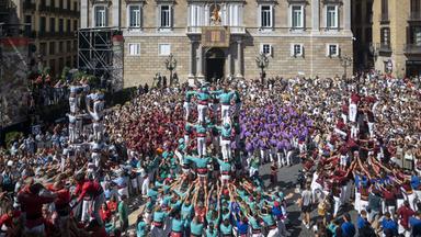 Acht Casteller-Gruppen führen bei La Merce in Barcelona Menschentürme vor