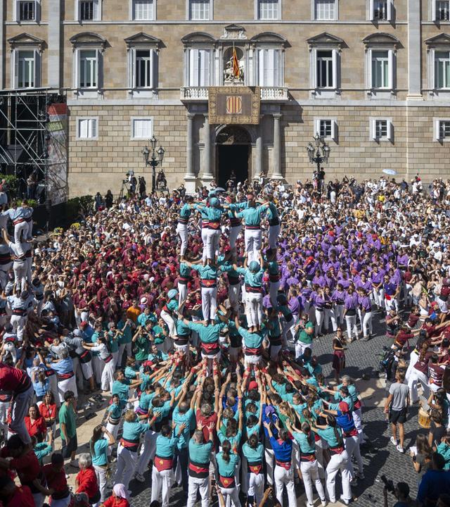 Acht Casteller-Gruppen führen bei La Merce in Barcelona Menschentürme vor