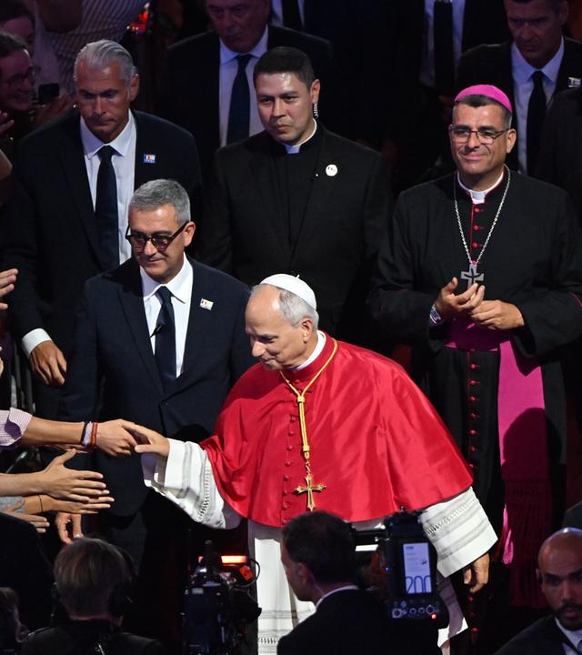 Papst Leo XIV. bei der Gebetswache mit Jugendlichen im Stade de France in Paris.
