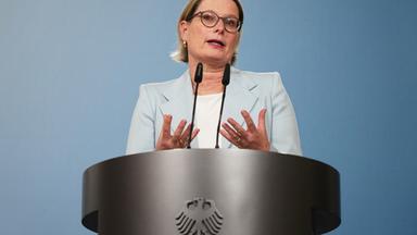 Bundesministerin Hubig gibt ein Pressestatement