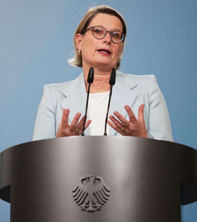 Bundesministerin Hubig gibt ein Pressestatement